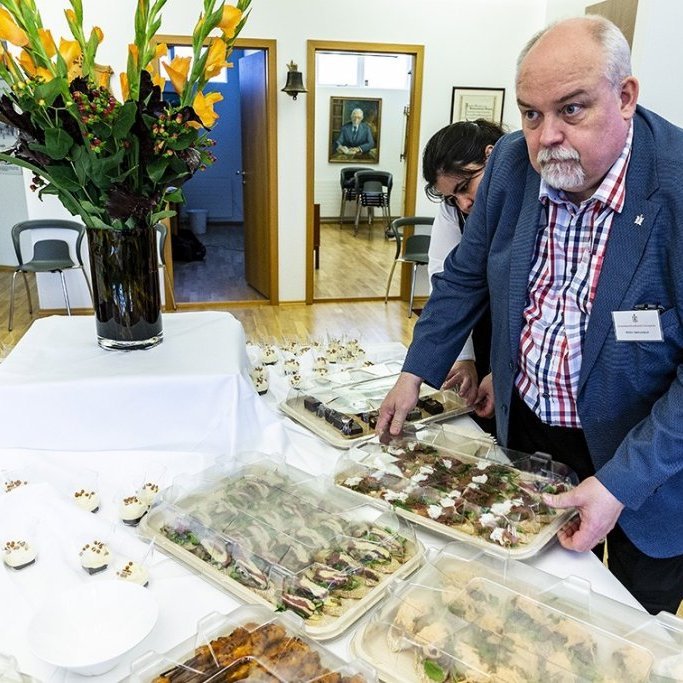 Ábúðarfullur framreiðslumaður