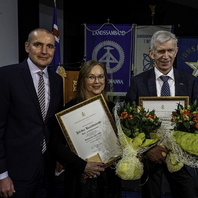 Forseti Íslands ásamt heiðursiðnaðarmönnum félagsins 2020, Jófríði Benediktsdóttur og Hafliða Má Aðalsteinssyni.