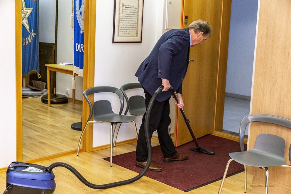 Allt gert klárt fyrir móttökuna.