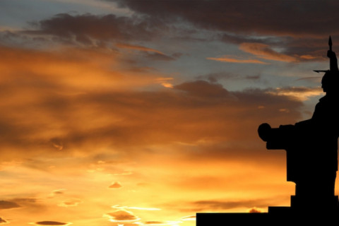 Lýsing tendruð á Arnarhóli